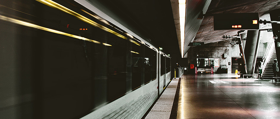 怎样在通勤生命线上住出性价比？我们研究了6个城市的地铁与房价数据